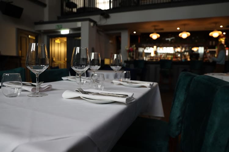 Queen's Hotel - All-You-Can-Eat Buffet